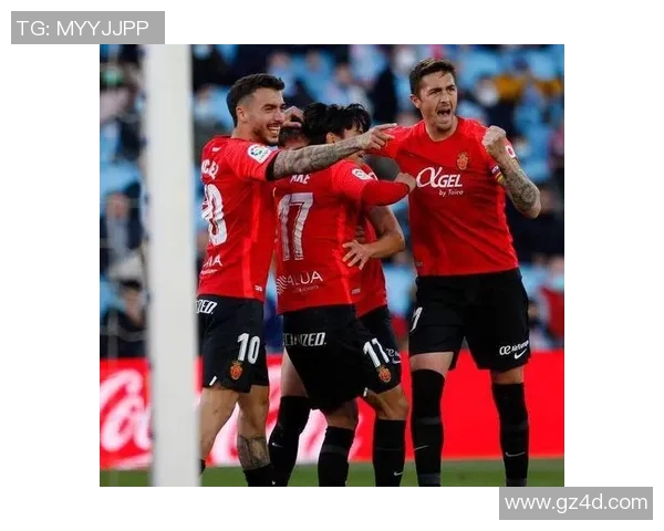 西甲激战：里昂大胜巴黎圣日耳曼红牌事件引发全场热议与十大精彩进球回顾